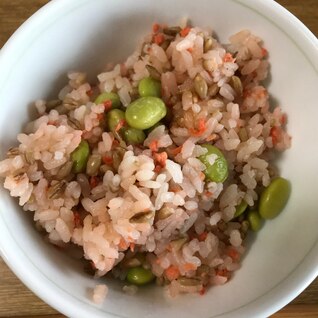 食物繊維！高タンパク！ごま香る鮭枝豆ご飯